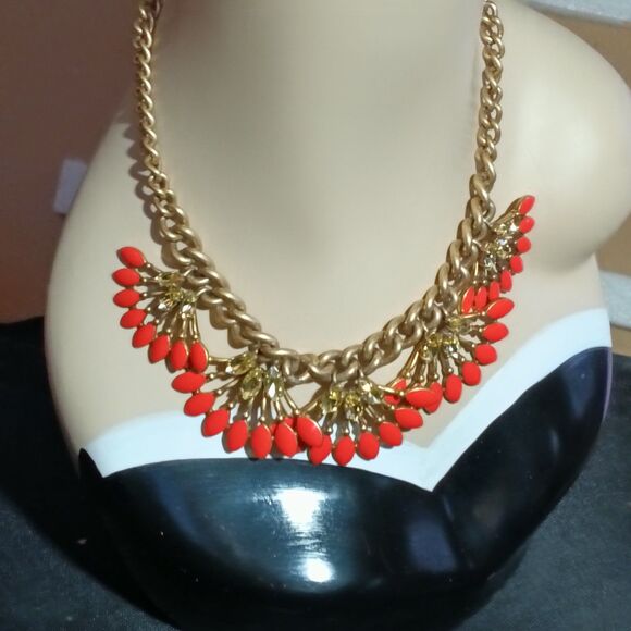 Stella & Dot Gold Tone Coral Red Fan Statement Necklace Chunky Chain - Picture 2 of 8